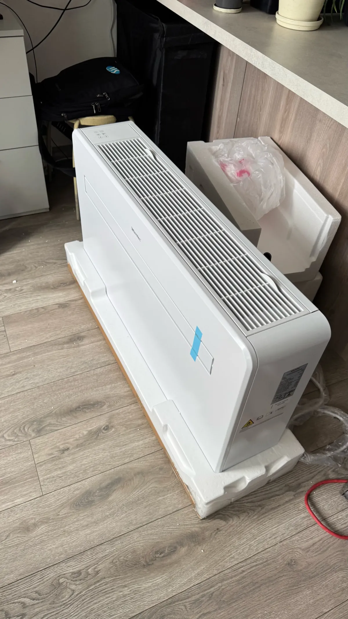 Моноблочный кондиционер Warmtec без наружного блока перед началом профессионального монтажа.