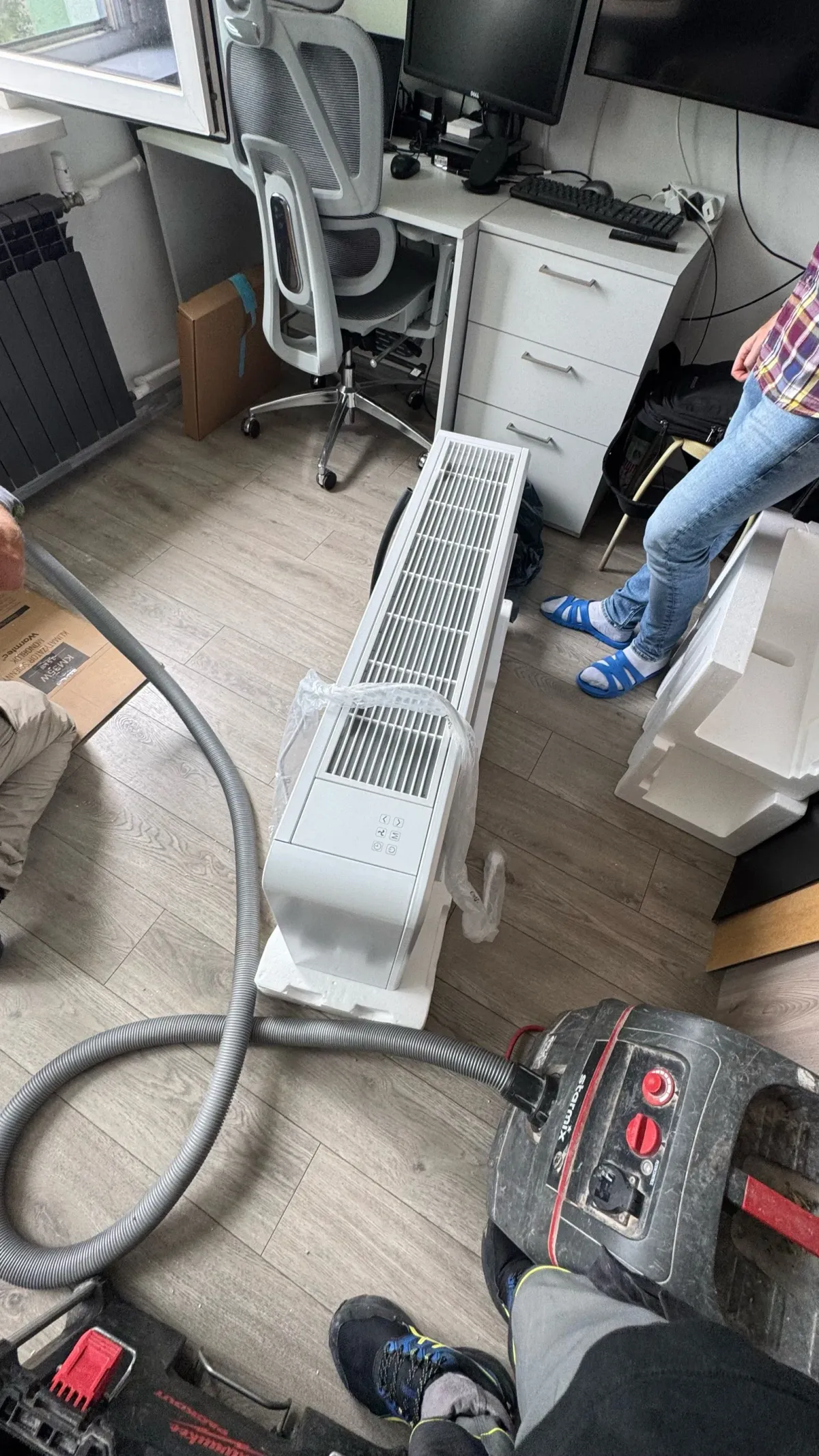 Подготовка моноблочного кондиционера Warmtec и комплектующих перед установкой в помещении.