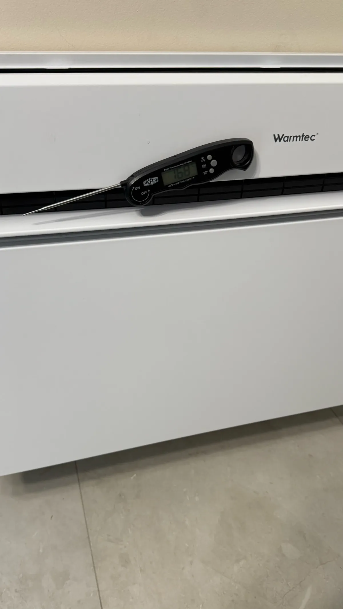 Проверка температуры охлаждения моноблочного кондиционера Warmtec электронным термометром.