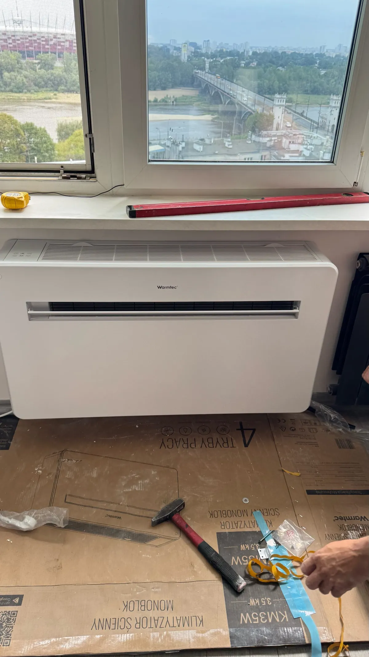 Установка настенного моноблочного кондиционера Warmtec без наружного блока под оконным проёмом.
