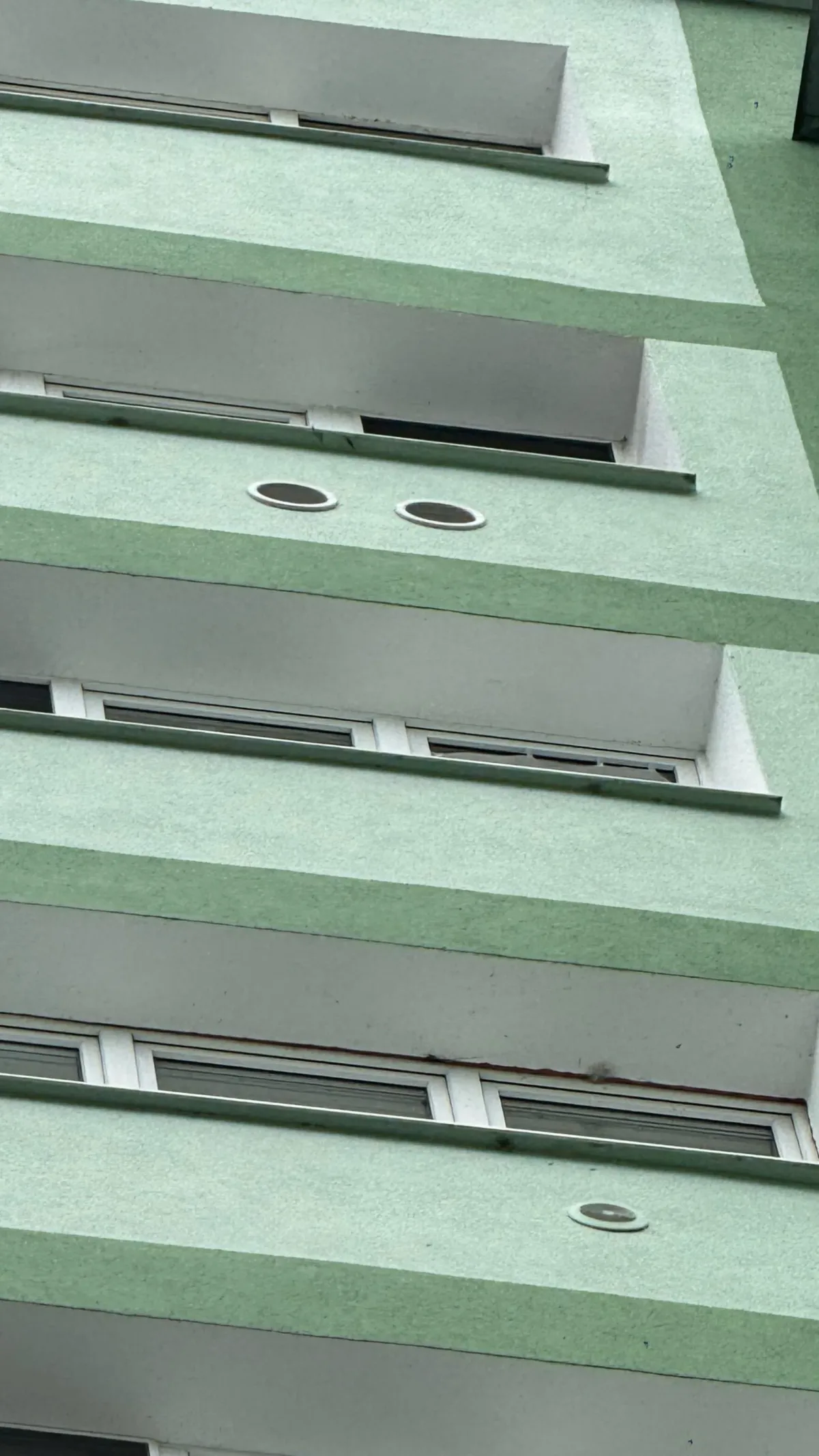 Наружные вентиляционные отверстия моноблочного кондиционера Warmtec на фасаде здания.