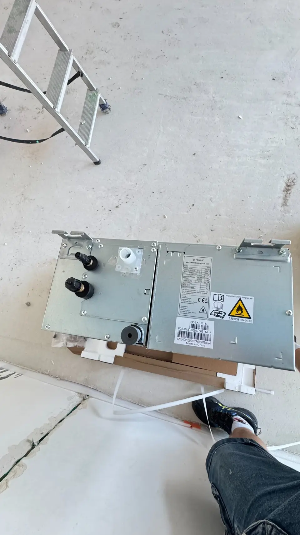 Подъём канального блока Rotenso Nevo N35Xi к потолку