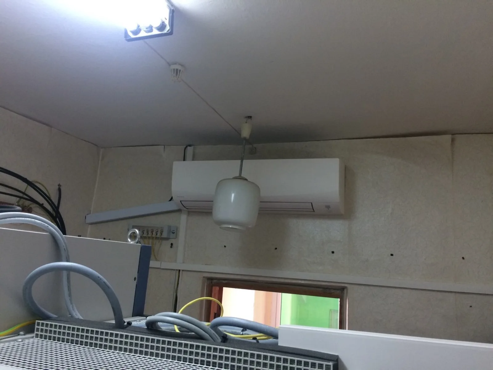 Первый блок Daikin FTXF50A после подключения Установленный и подключённый первый кондиционер Daikin FTXF50A в серверной