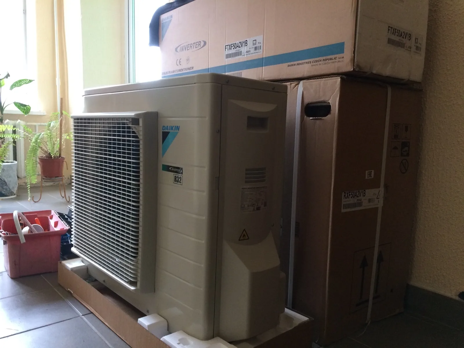 Первый блок Daikin FTXF50A в серверной Первый внутренний блок кондиционера Daikin FTXF50A на стене в серверной