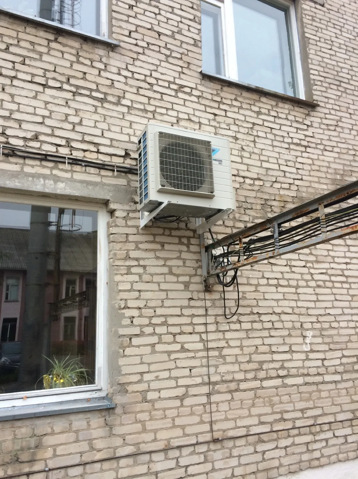Первый блок Daikin и общий вид помещения Общий вид серверной с установленным кондиционером Daikin FTXF50A