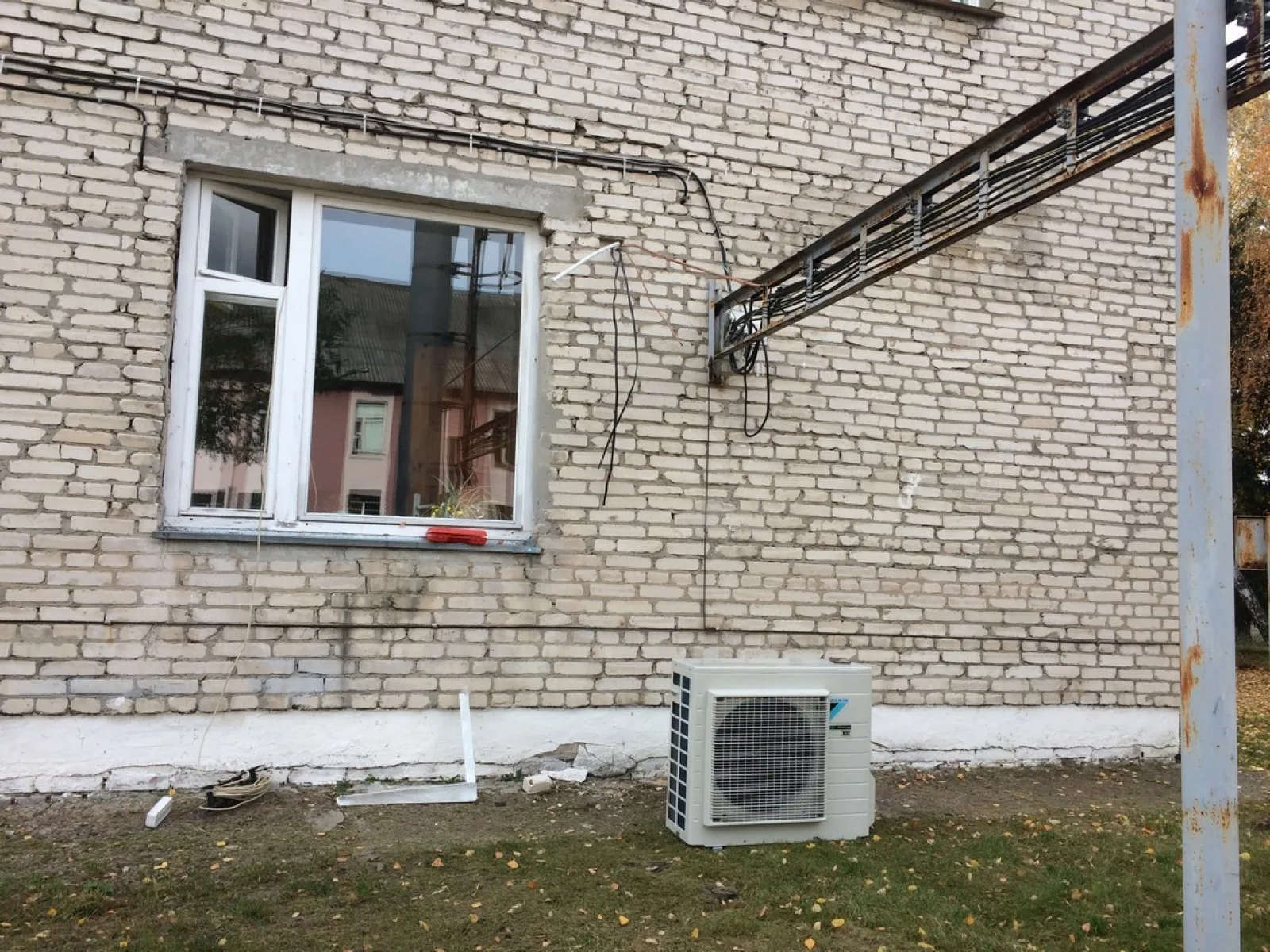 Внутренний блок кондиционера Daikin FTXF50A с маркой Daikin в серверной