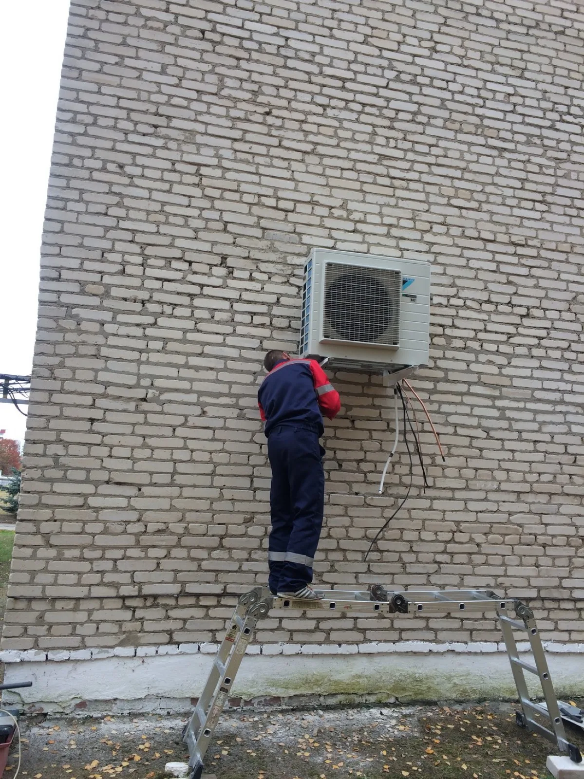 Второй блок Daikin FTXF50A после монтажа Установленный второй кондиционер Daikin FTXF50A в серверной