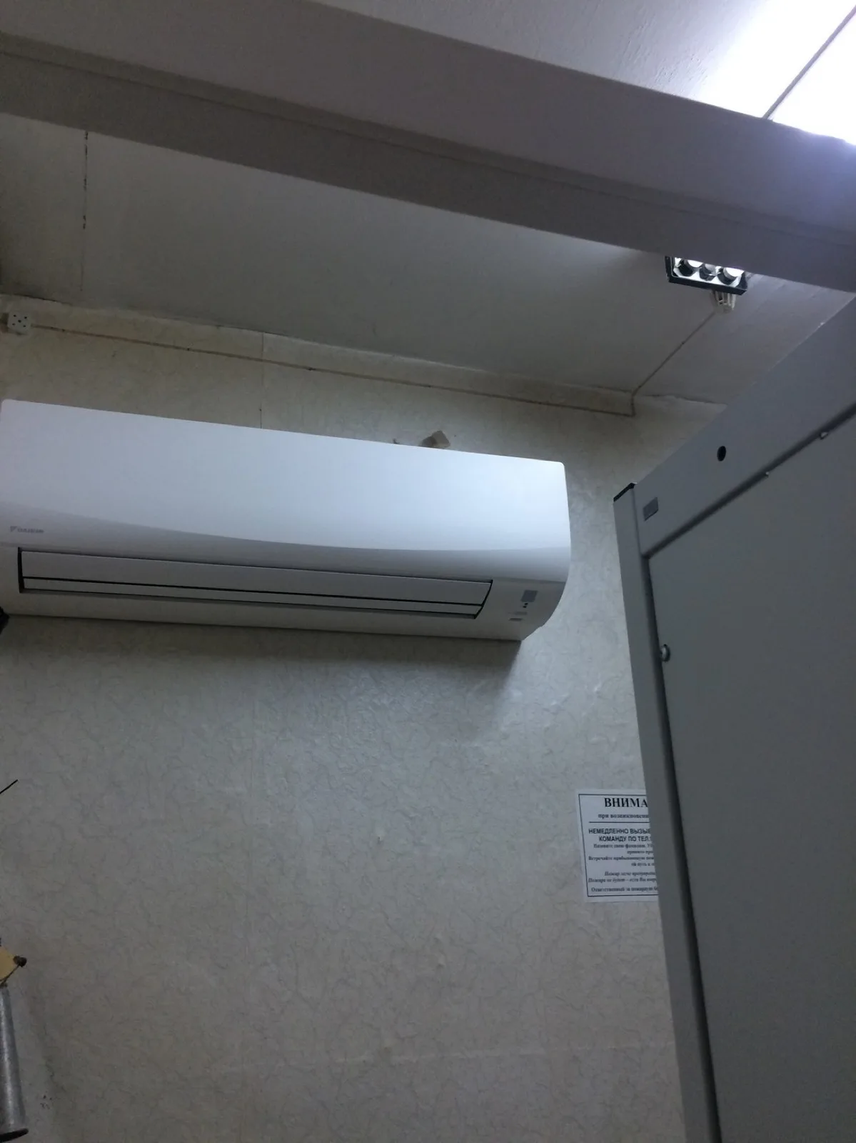 Второй блок Daikin FTXF50A в серверной Второй внутренний блок кондиционера Daikin FTXF50A на стене в серверной