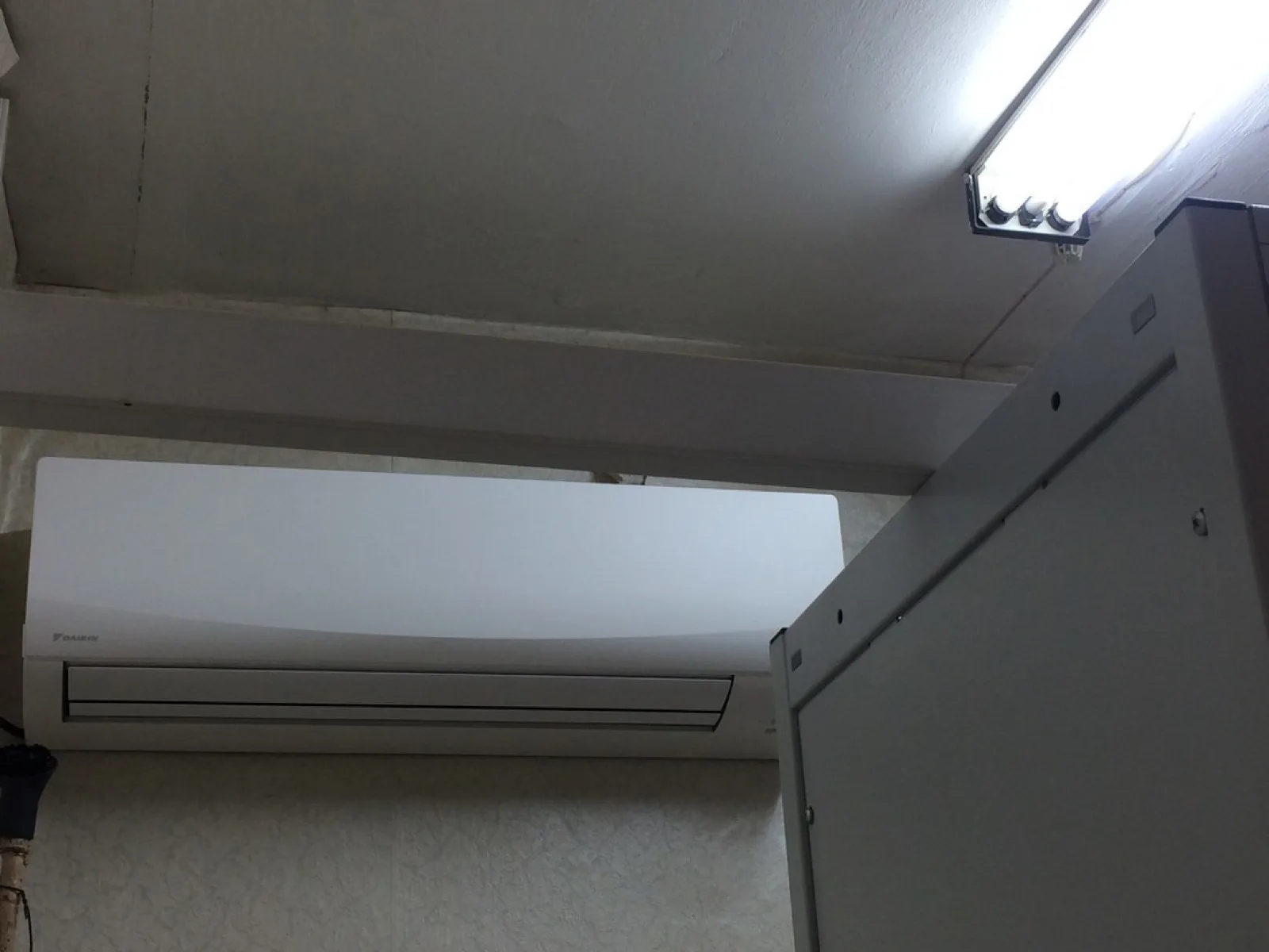 Второй блок Daikin, вид со стороны Вид снаружи на второй блок кондиционера Daikin FTXF50A в помещении серверной
