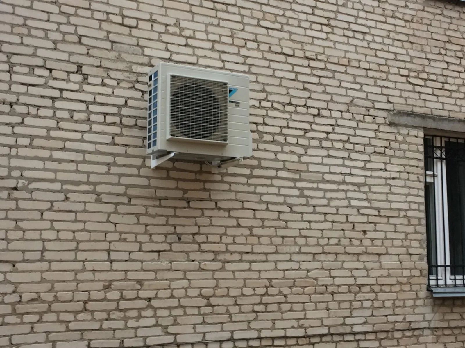 Второй блок Daikin и общий вид серверной Общий вид помещения серверной со вторым кондиционером Daikin FTXF50A