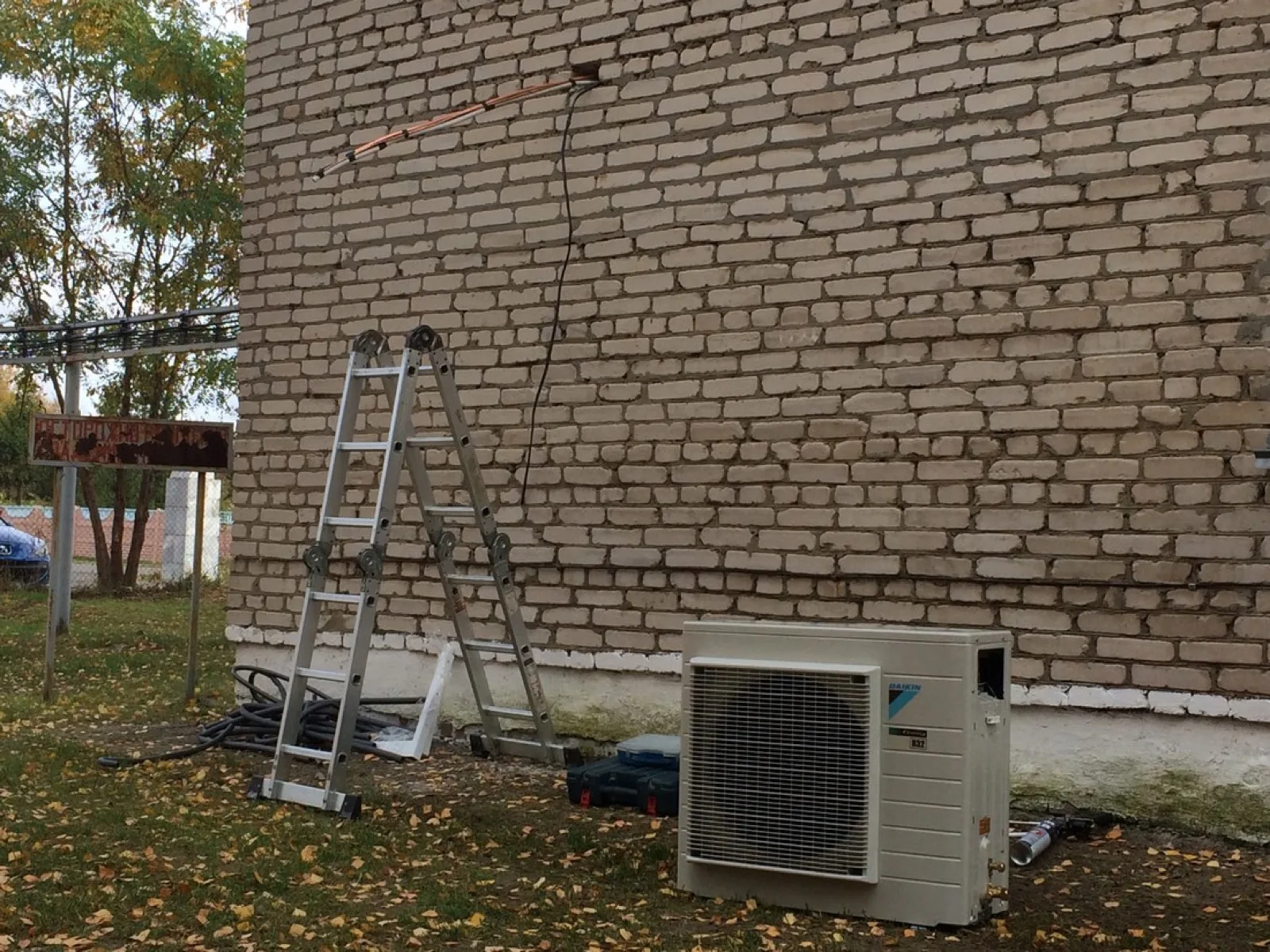 Второй блок Daikin рядом с окном Второй кондиционер Daikin FTXF50A в серверной на фоне окна