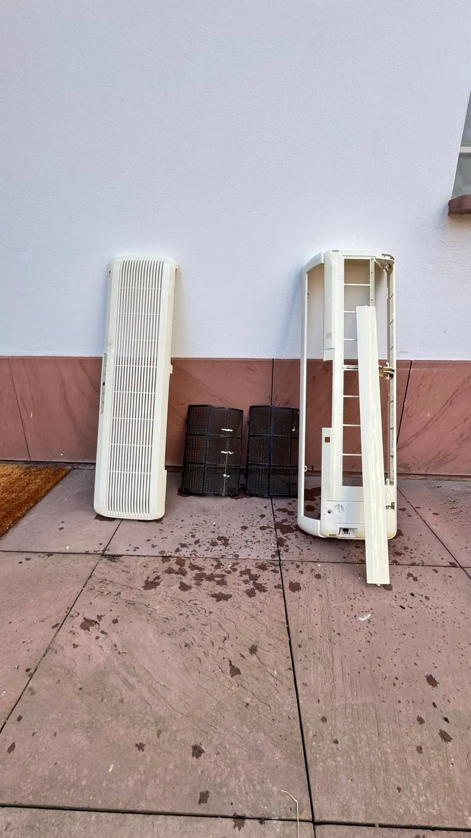 Вымытые детали внутреннего блока кондиционера сохнут перед сборкой